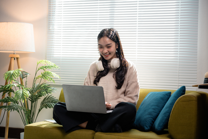 Woman analyzing SEO performance on a laptop while reviewing website analytics and search rankings.
